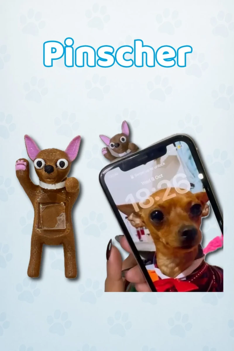Accesorio 3D Pinscher instalado en un celular junto a la mascota que lo inspiró